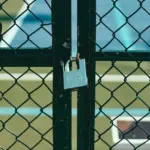 Hvordan åbner og lukker jeg et børnegitter?